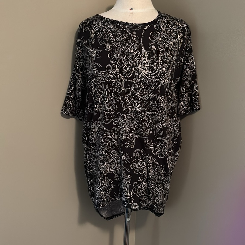 LuLaRoe Black and WhiteTee Size XXS